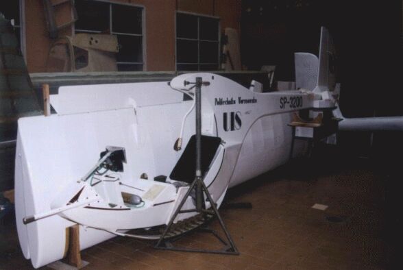 ULS-PW w hangarze na wydziale MEiL PW (XI.1998). Foto: Jarosaw aczek
