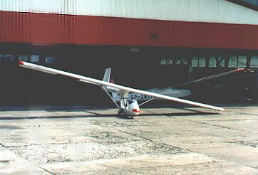 PW-2 przed hangarem