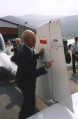 Pilot Tadeusz Gra skada autograf na PW-5